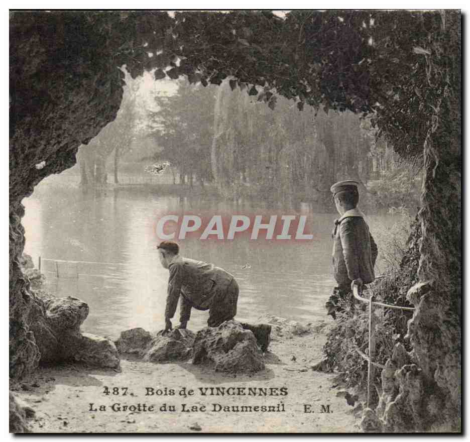 CPA Bois de Vincennes La grotte et le lac Daumesnil Enfants