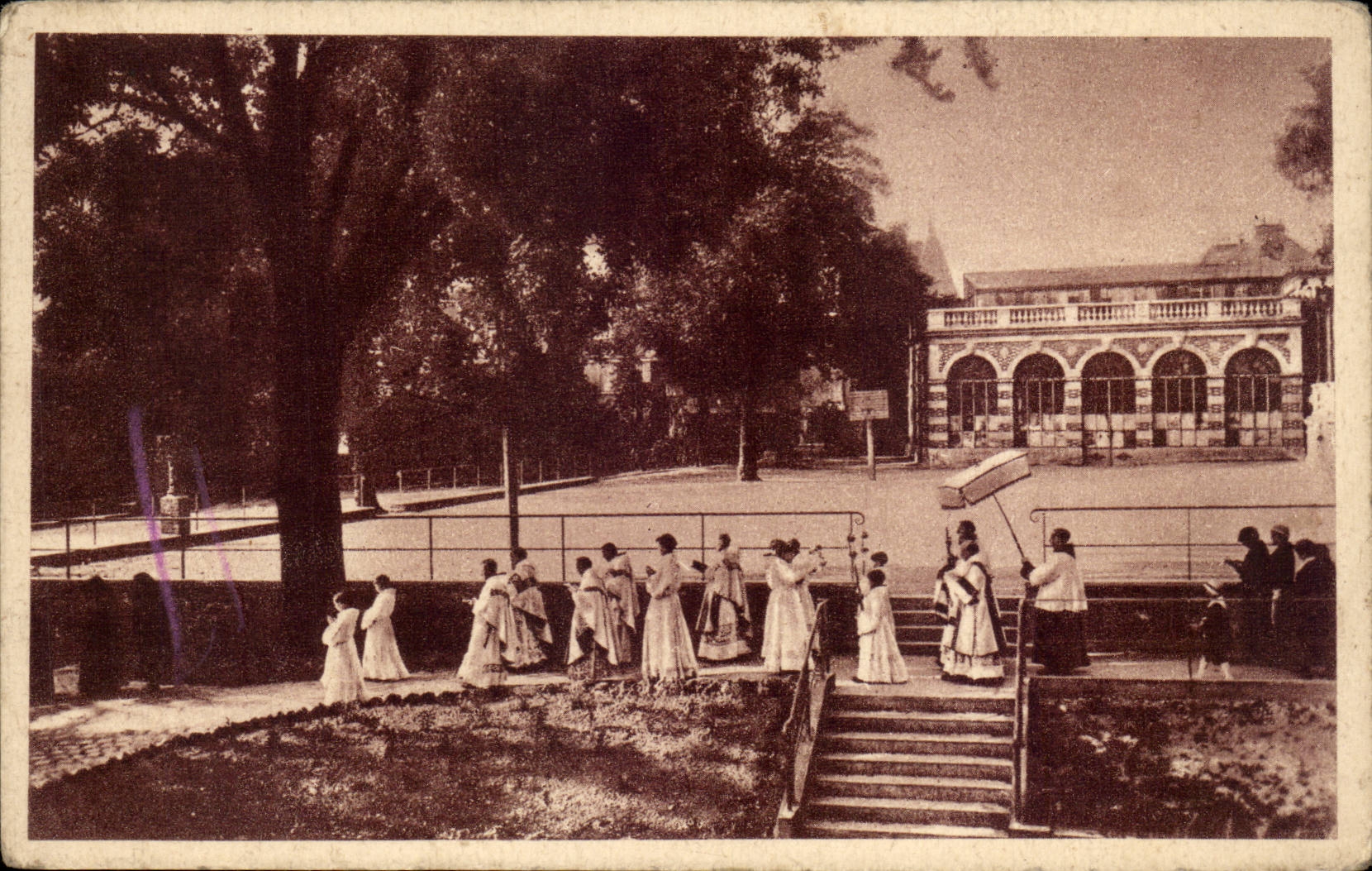 CPA Petit seminaire des missions fransiscaines Rue de Noe Fontenay sous Bois Procession de la fete dieu dans le parc