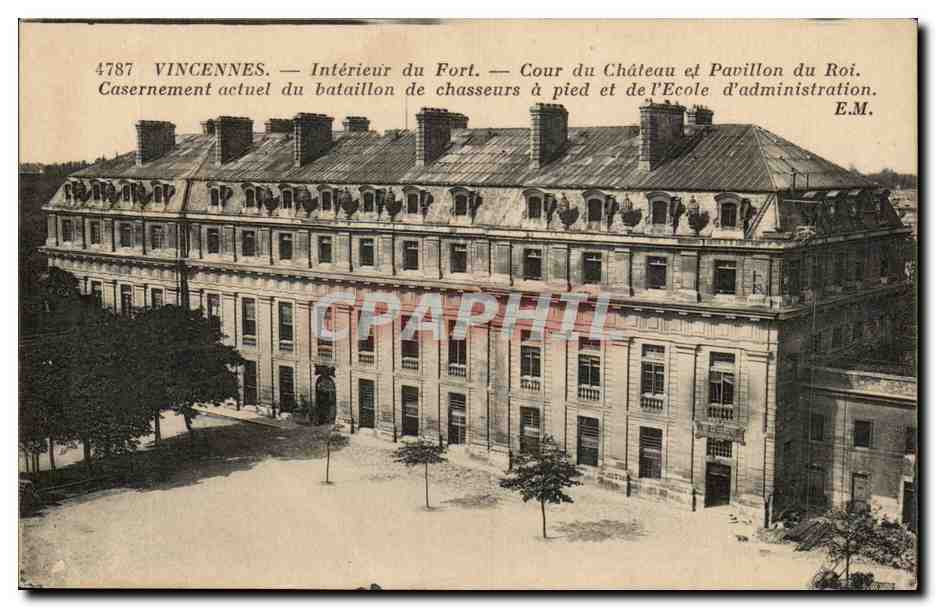 CPA Vincennes Interieur du fort Cour du chateau et pavillon du roi