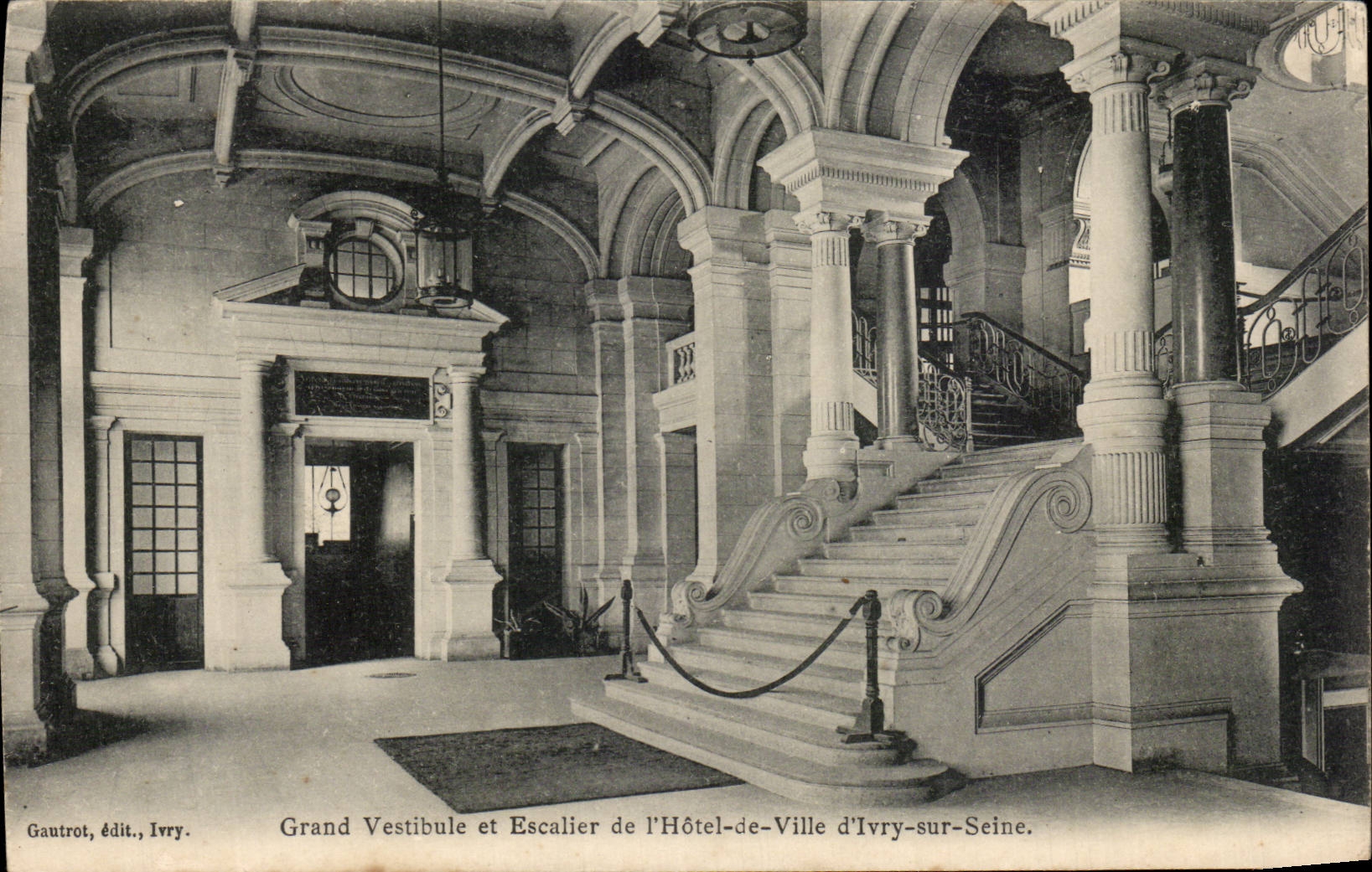 CPA Grand vestibule et escalier de l'hotel de ville d'Ivry sur Seine