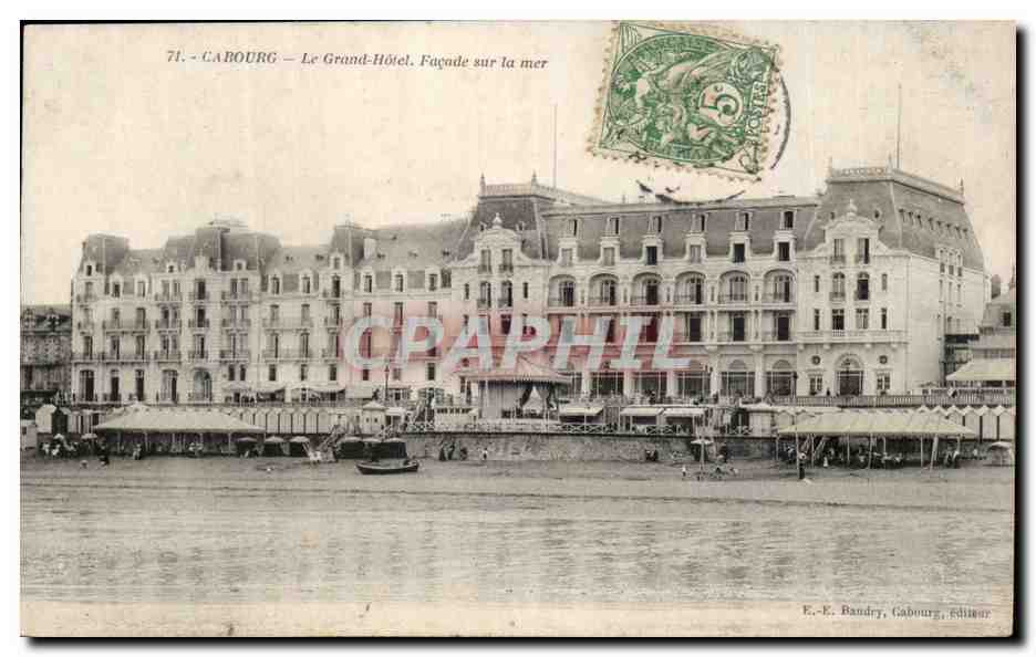 CPA Cabourg Le grand hotel Facade sur la mer