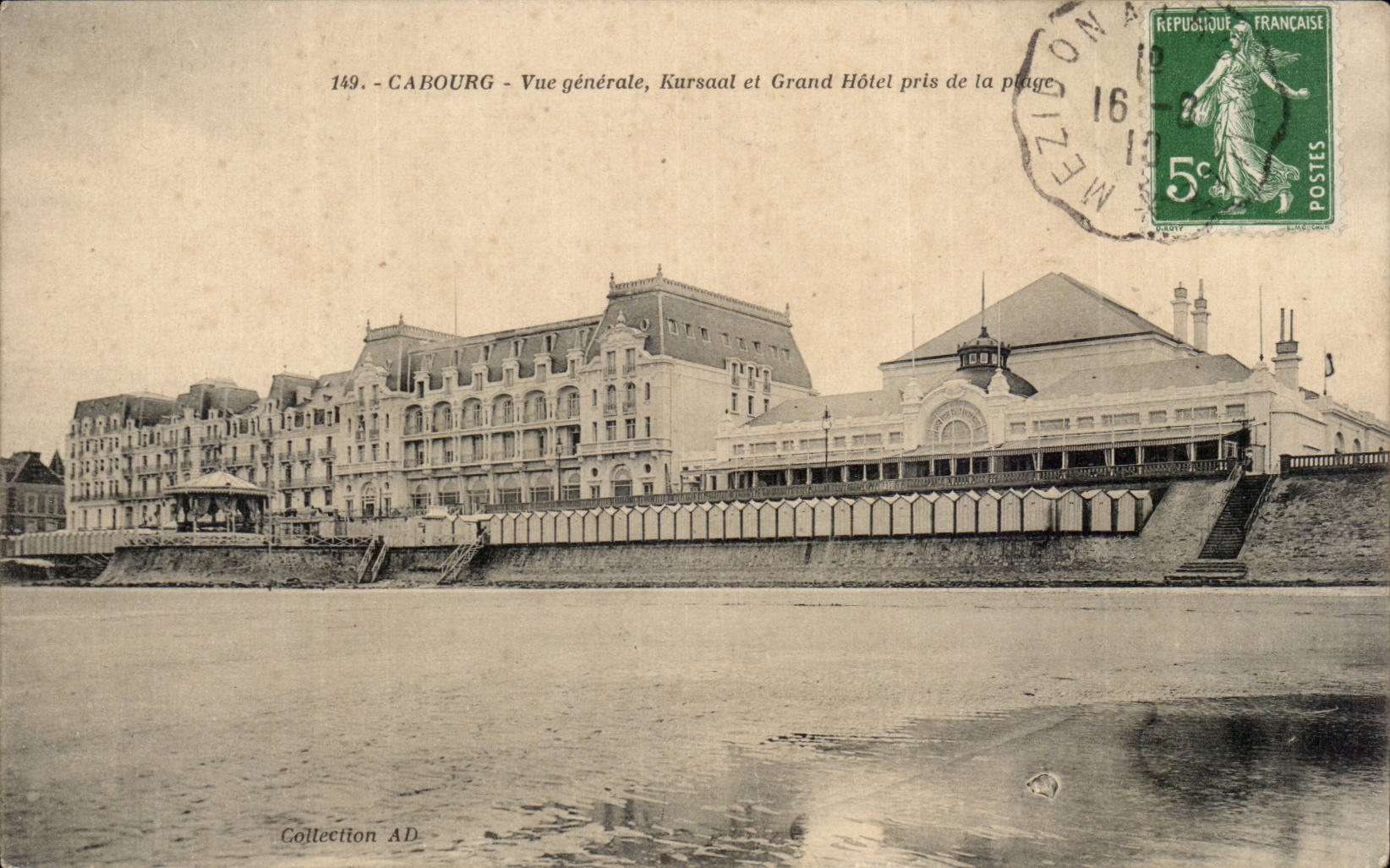 CPA Cabourg Vue generale Kursaal et grand hotel pris de la plage
