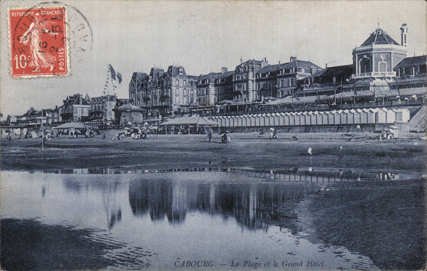 Cabourg — La Plage et le Grand Hôtel — Éditeur N°9