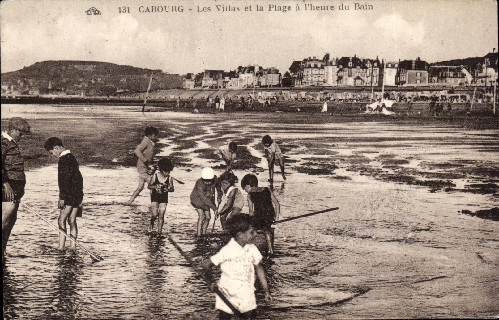 Cabourg — Les Villas et la Plage à l'heure du Bain — Éditeur : Les Villas et la Plage à l'heure du Bain, n° 131