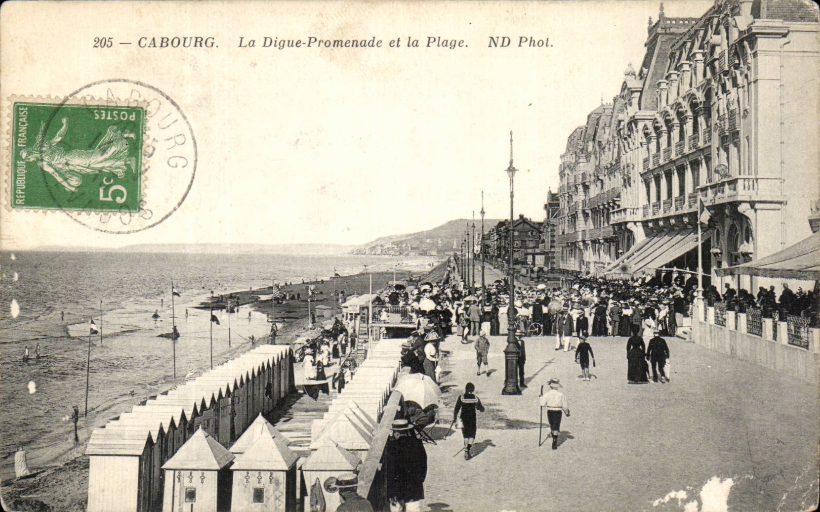 Cabourg CPA La digue promenade et la plage