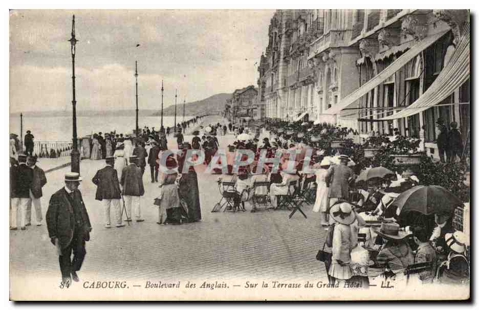 Cabourg — Boulevard des Anglais — Sur la Terrasse du Grand Hôtel — LL