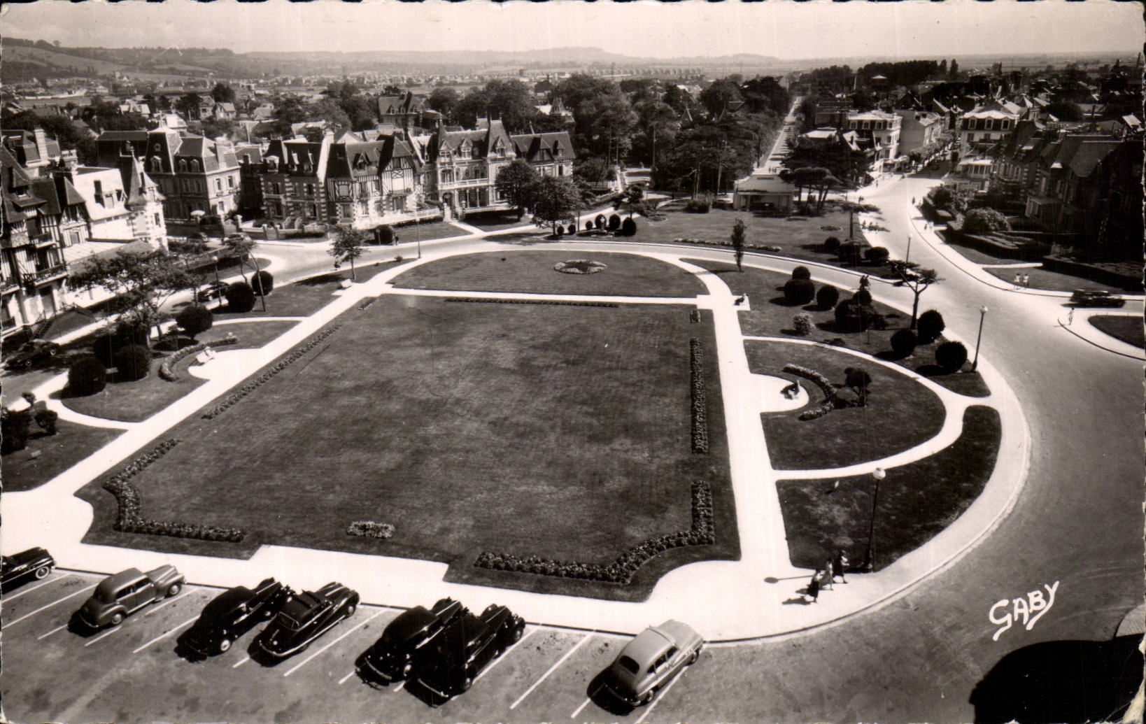 Place du Château — Cabourg — Éditeur Gaby, n° 14