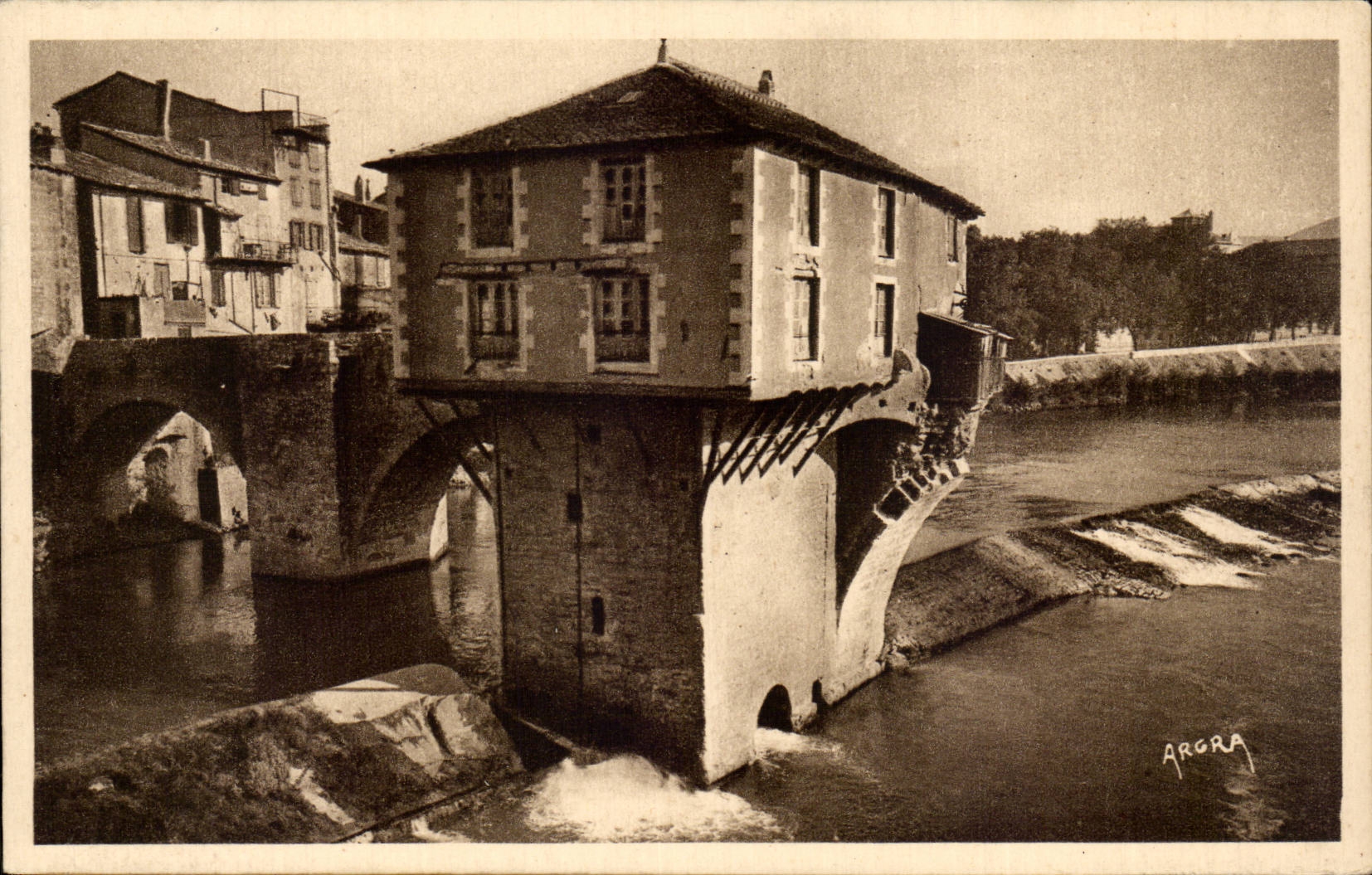 CPA Millau Le vieux moulin sur une marche du pont detruit par une crue du Tarn
