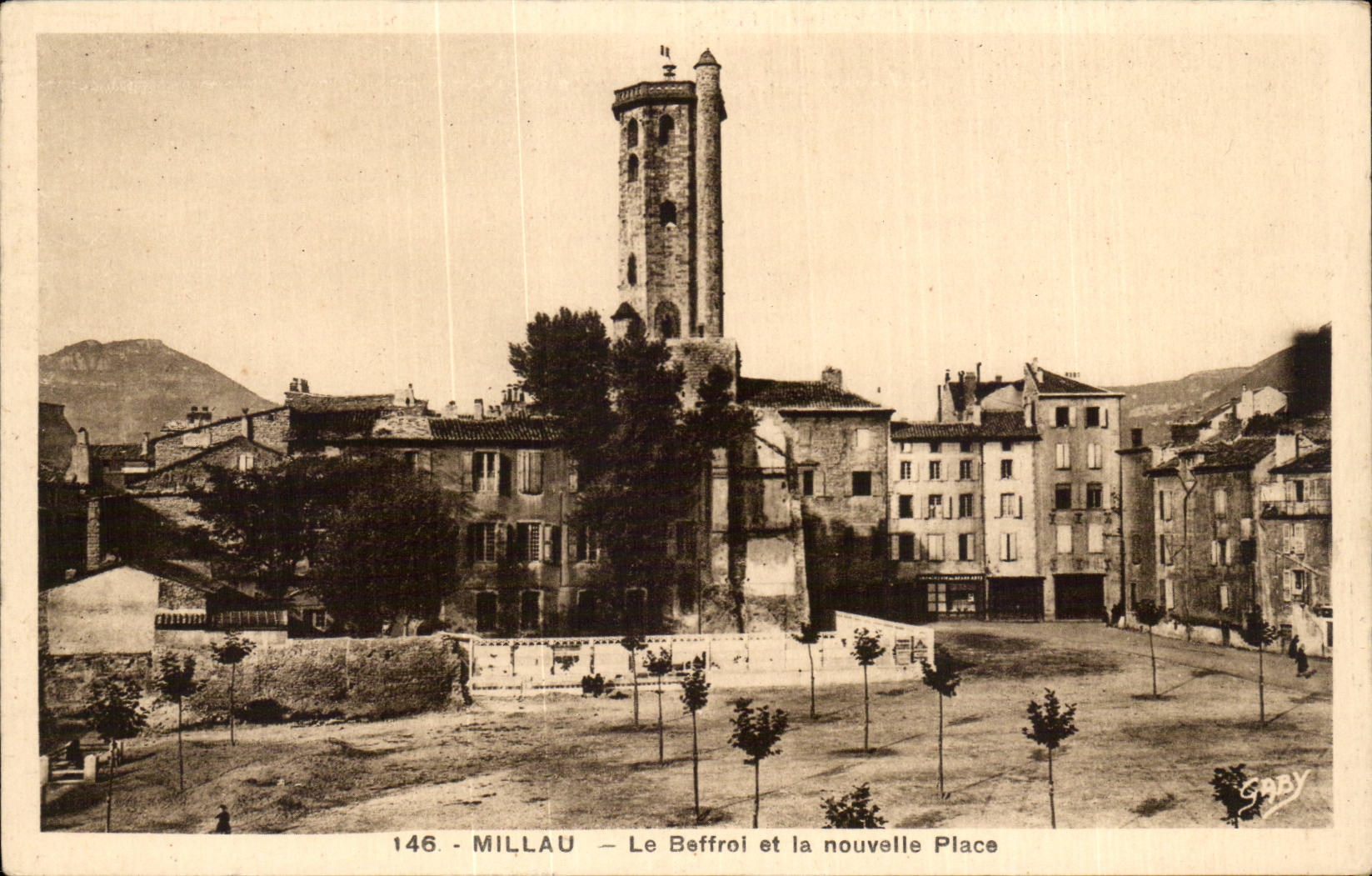CPA Millau Le beffroi et la nouvelle place