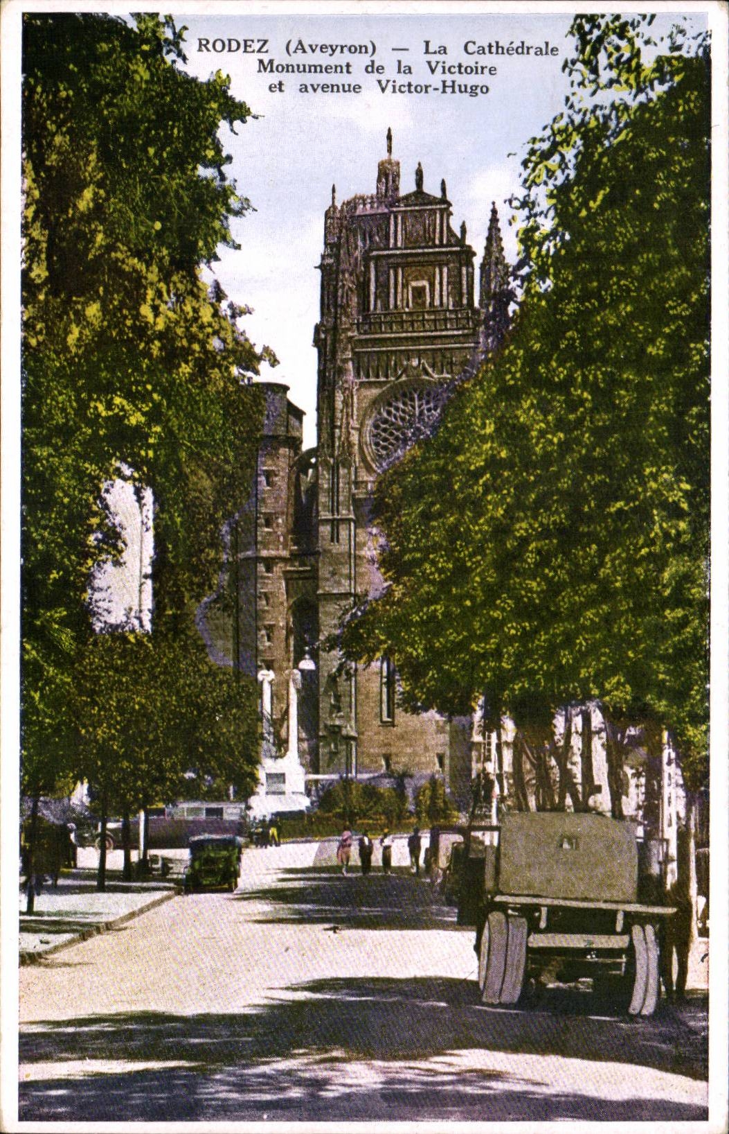 CPA Rodez La cathedrale Monument de la Victoire et avenue Victor Hugo