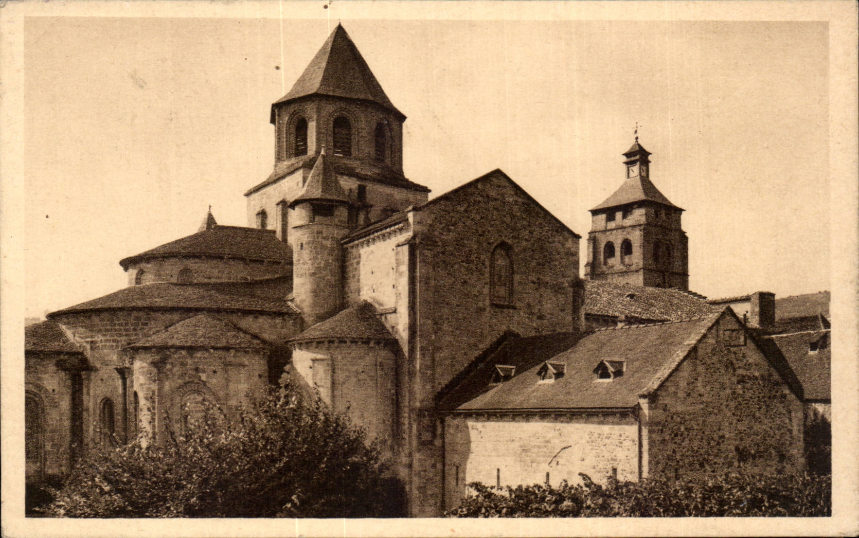 CPA Beaulieu sur Dordogne Abside de l'eglise St Pierre