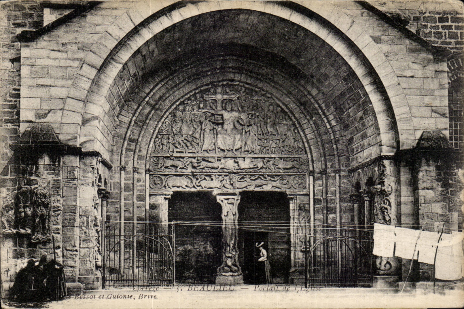 CPA Beaulieu sur Dordogne CPortail de l'eglise