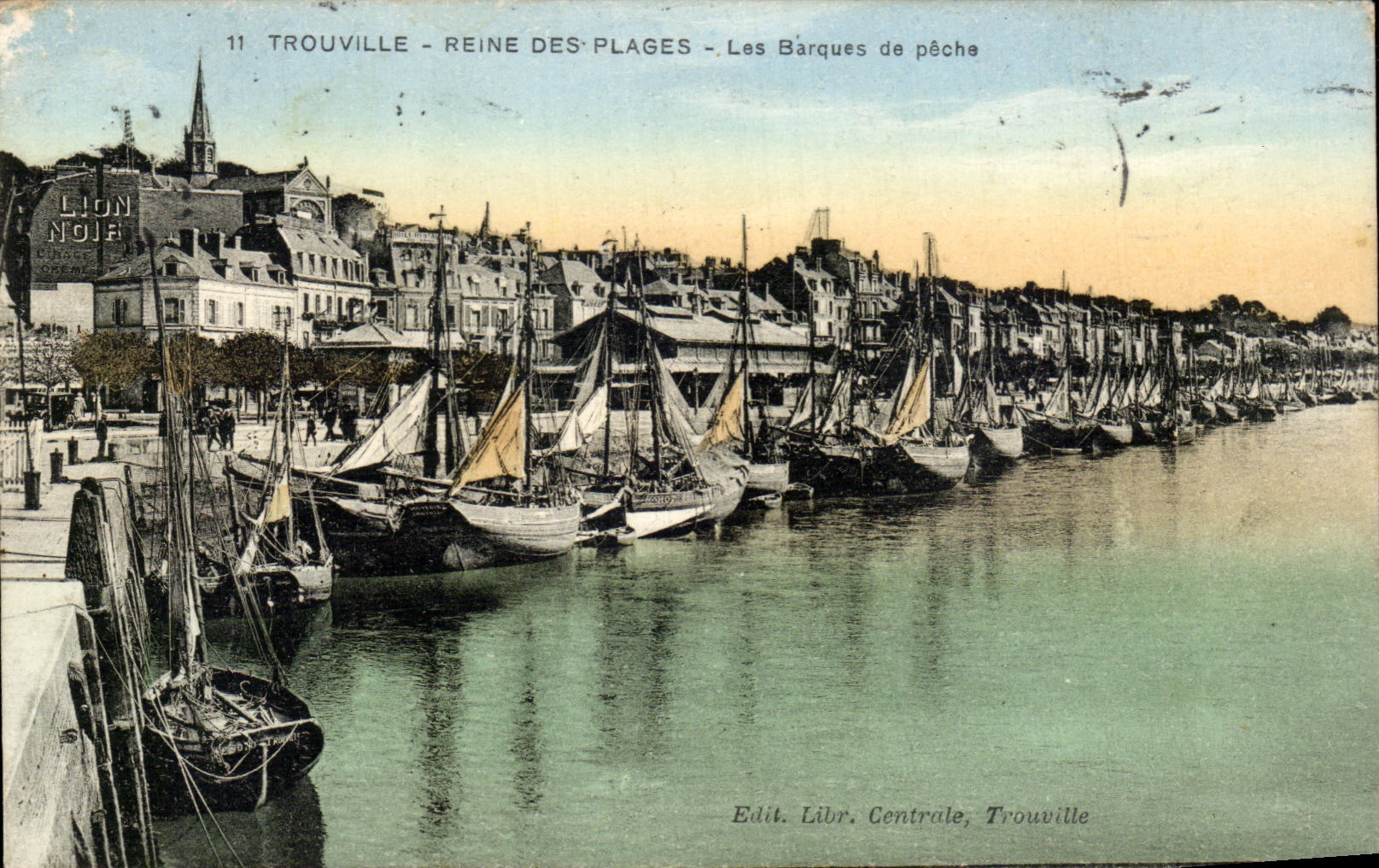 Trouville - Reine des Plages - Les Barques de pêche — Edit. Libr. Centrale, Trouville