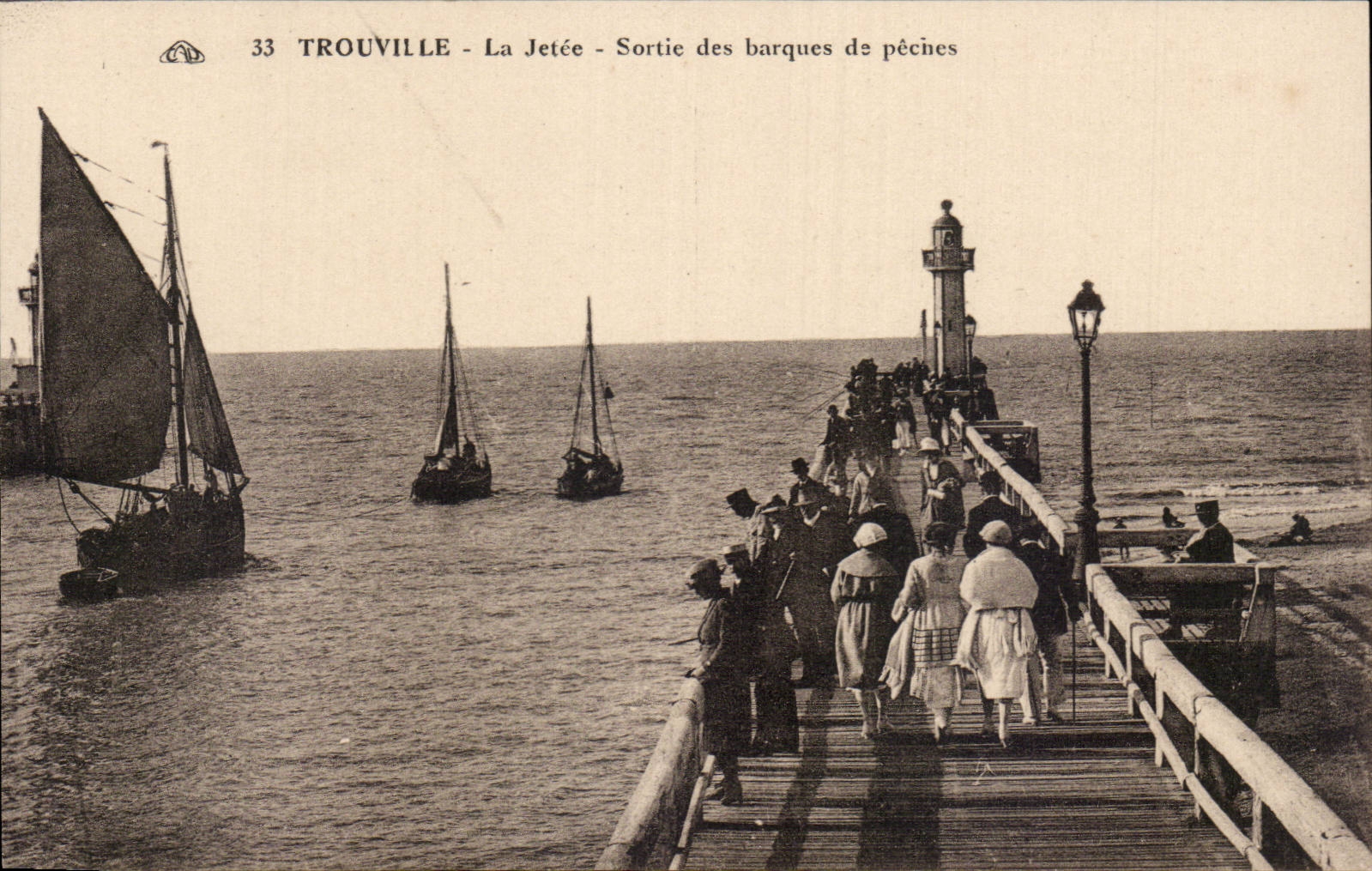 CPA Trouville La jetee Sortie des barques de peche