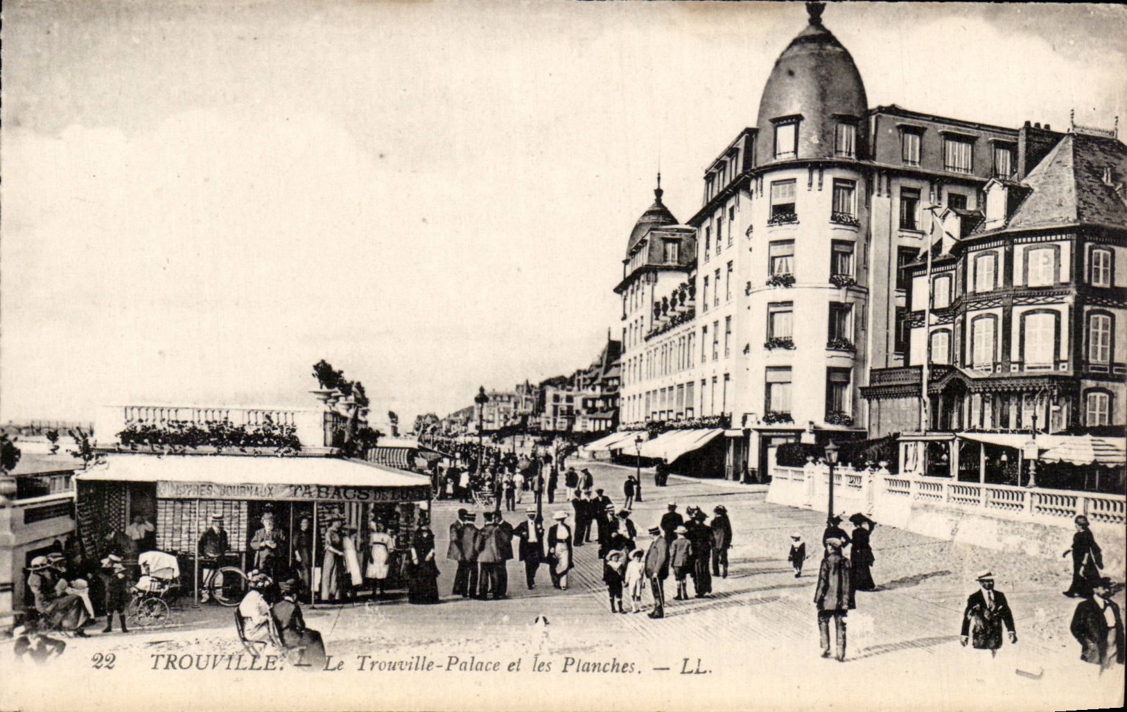 CPA Trouville Le Trouville Palace et les planches