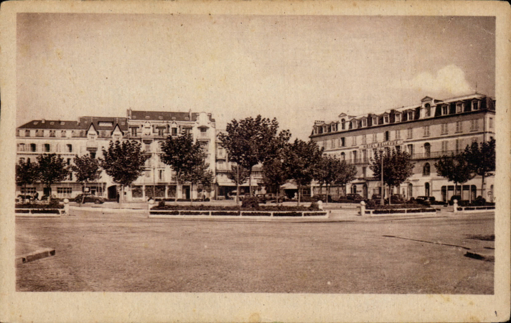TROUVILLE-REINE des PLAGES — Les Hôtels devant le Casino de Trouville — Cie des Arts Photomécaniques — n° 956