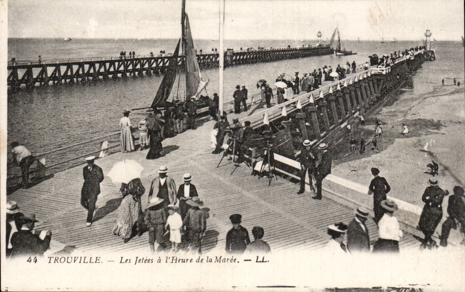 Trouville — Les Jetées à l'Heure de la Marée — LL.