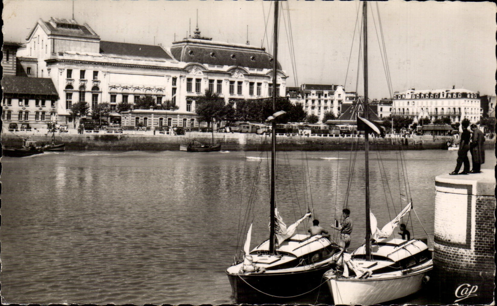 CPSM Trouville Reine des plages Le port et le casino