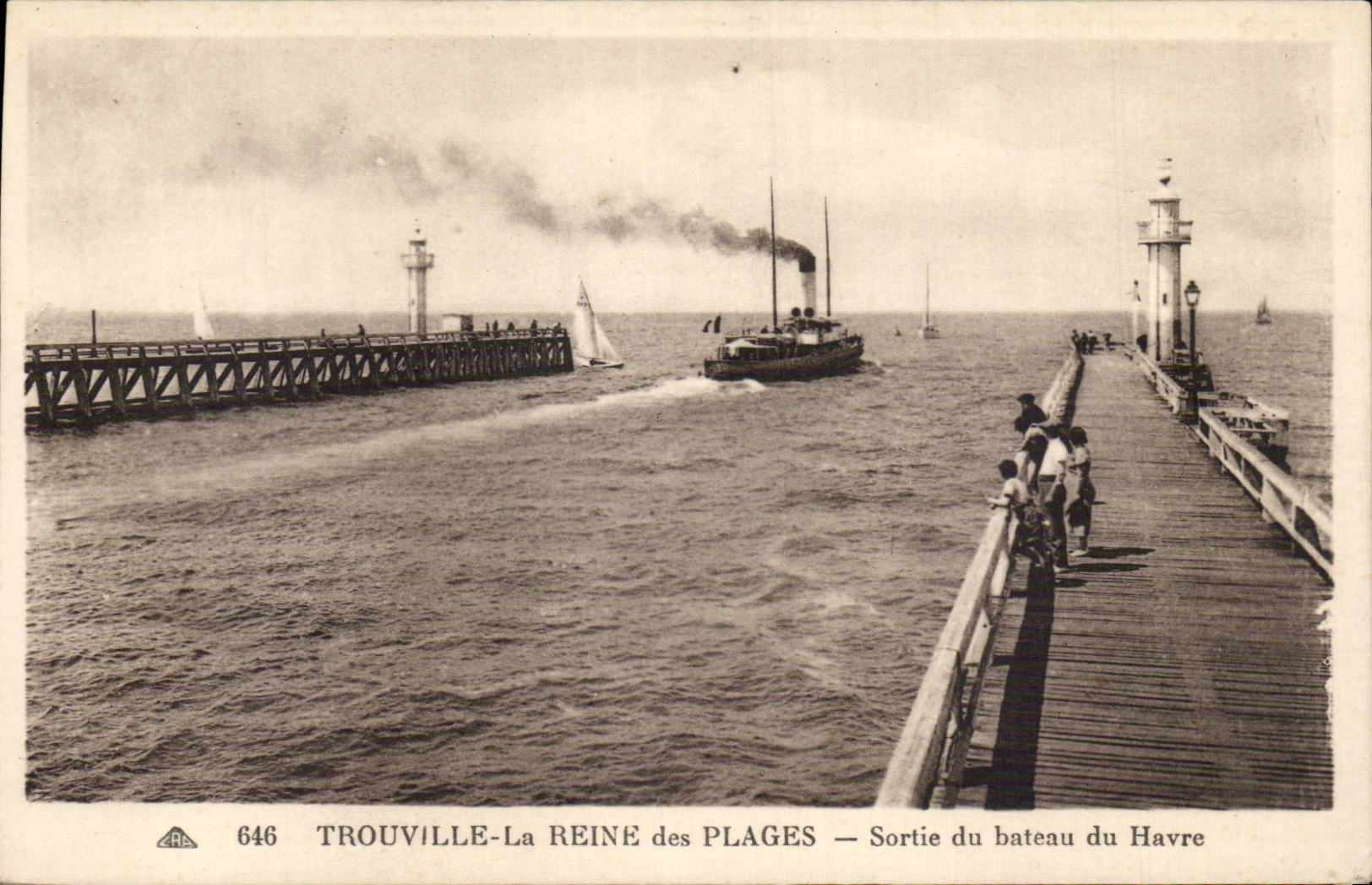 CPA Trouville Reine des plages Sortie du bateau du Havre
