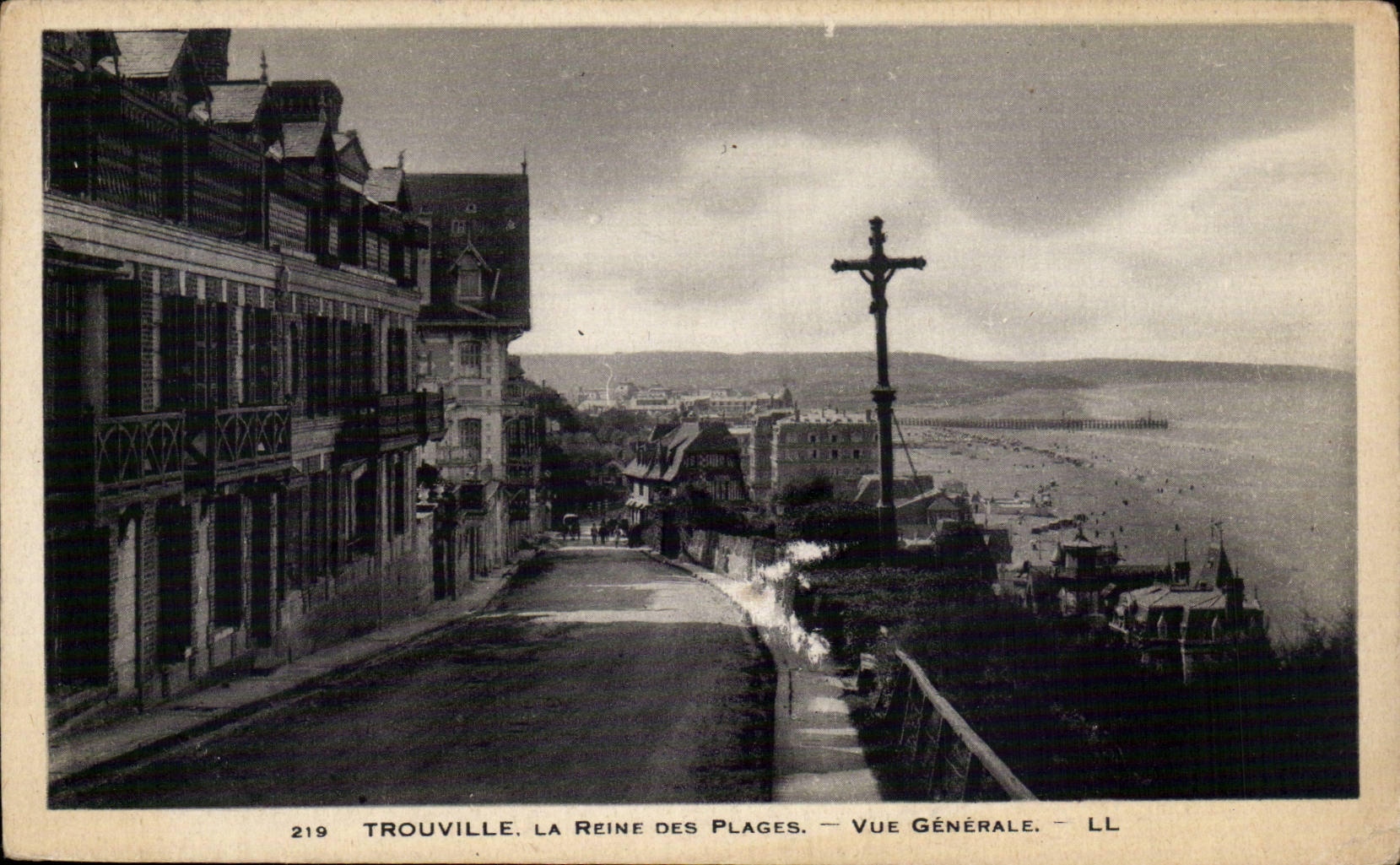 CPA Trouville Reine des plages Vue generale