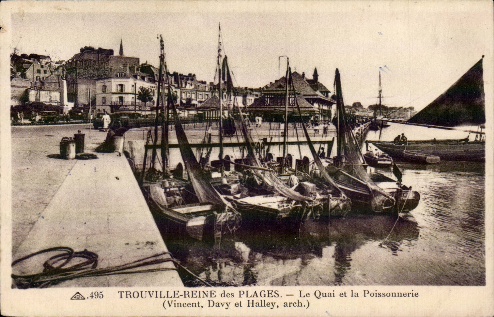 CPA Trouville La reine des plages Le quai et la poissonnerie 