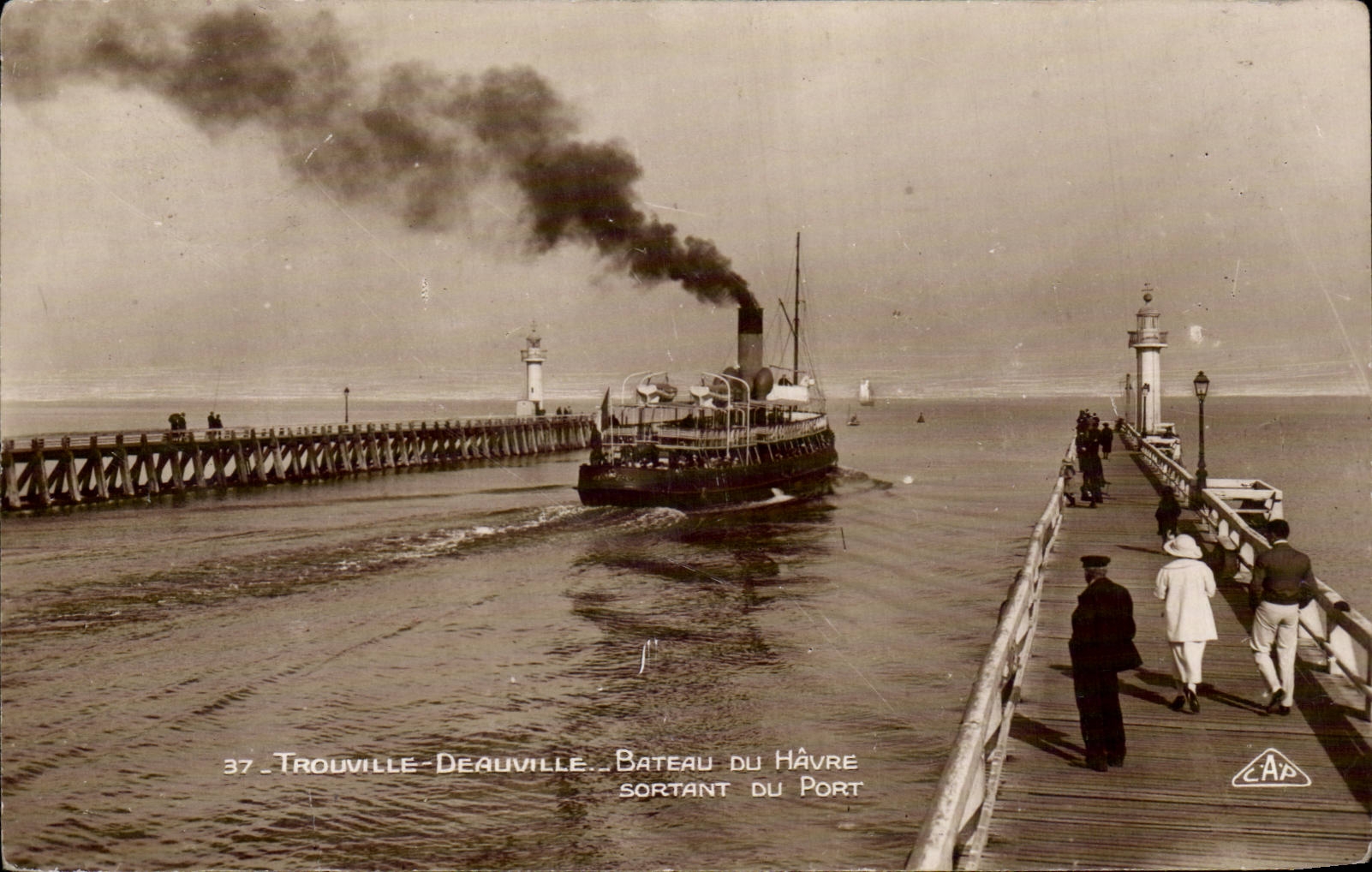 CPA Trouville Deauville Bateau du Havre sortant du port