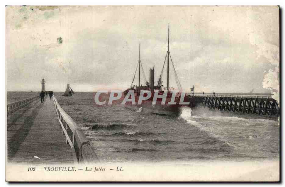 CPA Trouville Les jetees (bateau)