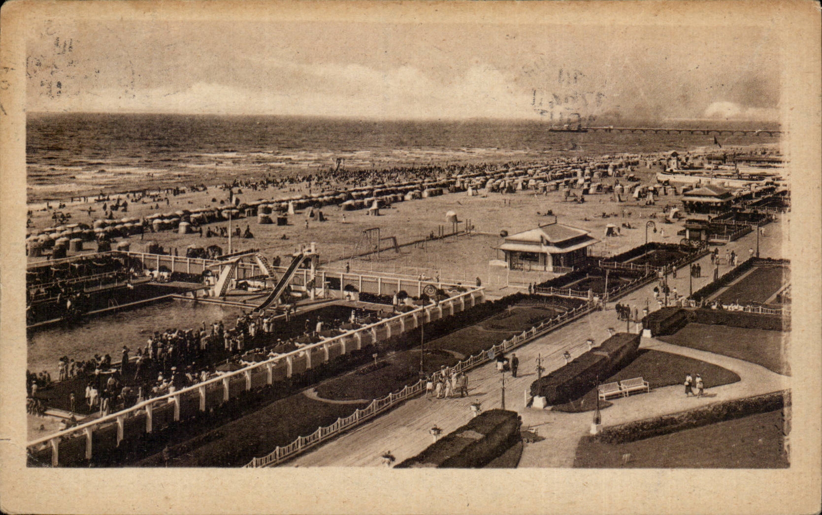 CPA Trouville Reine des plages Vue generale la plage et la piscine