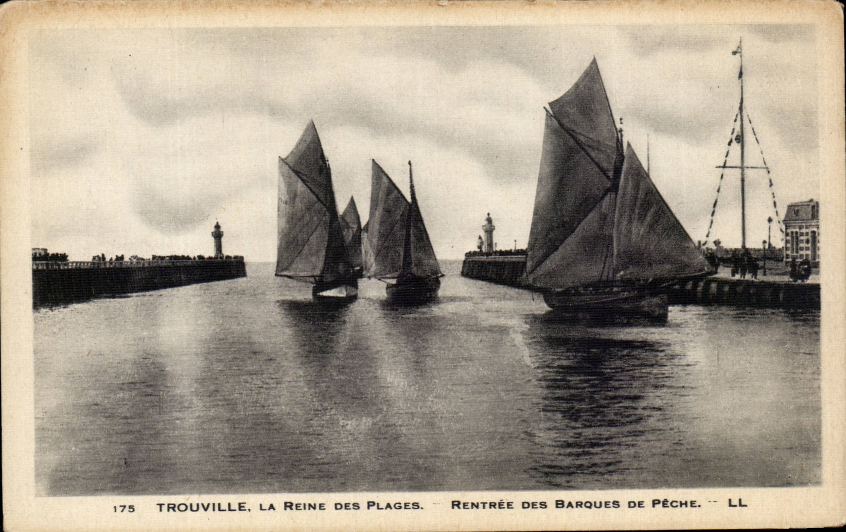 CPA Trouville La reine des plages Rentree des barques de peche