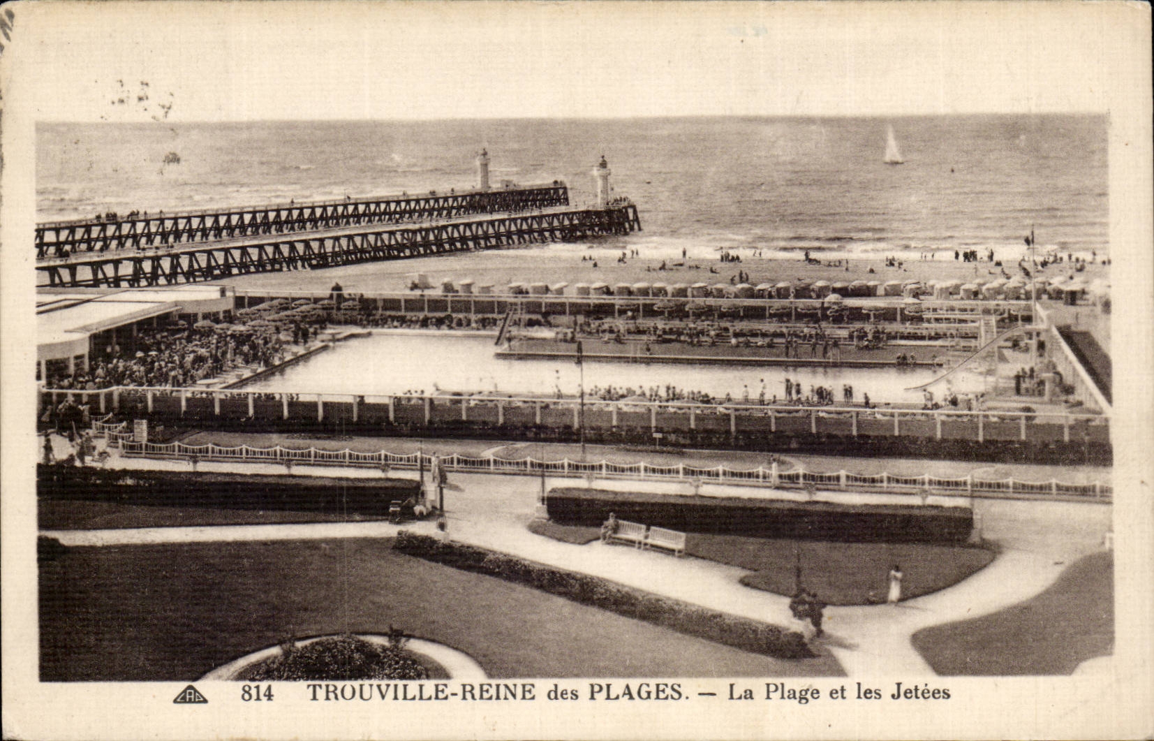 CPA Trouville Reine des plages La plage et les jetees