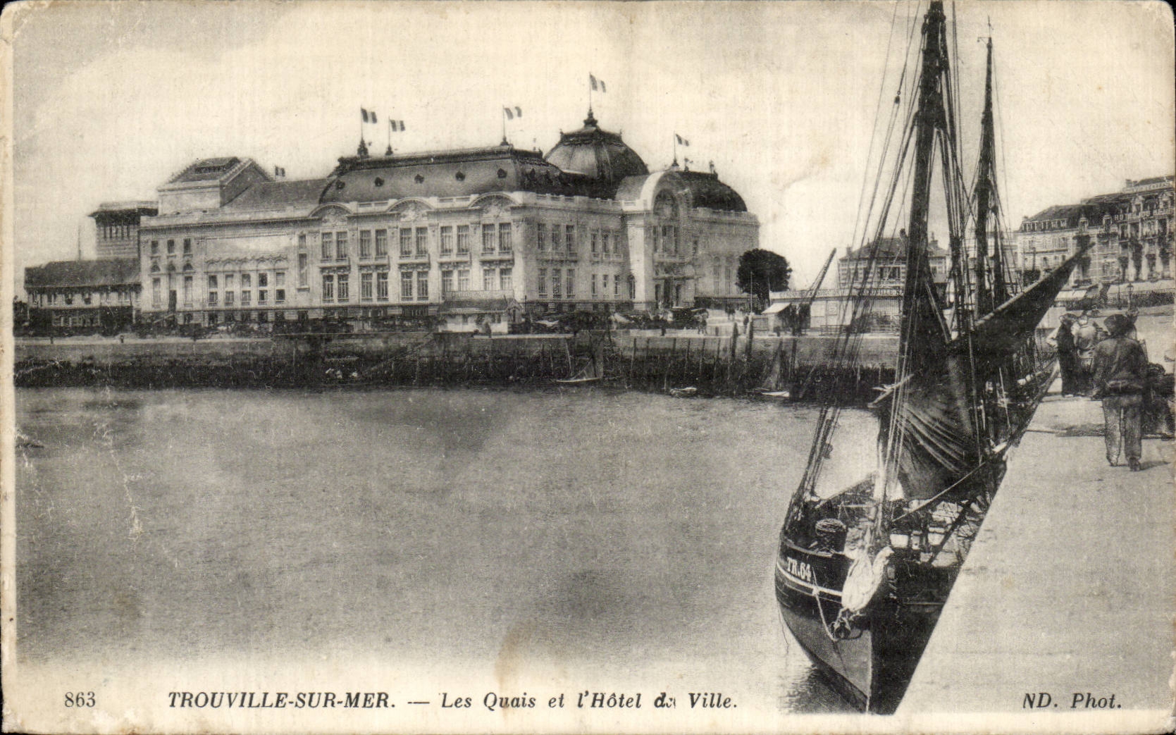 CPA Trouville sur mer Les quais et l'hotel de ville