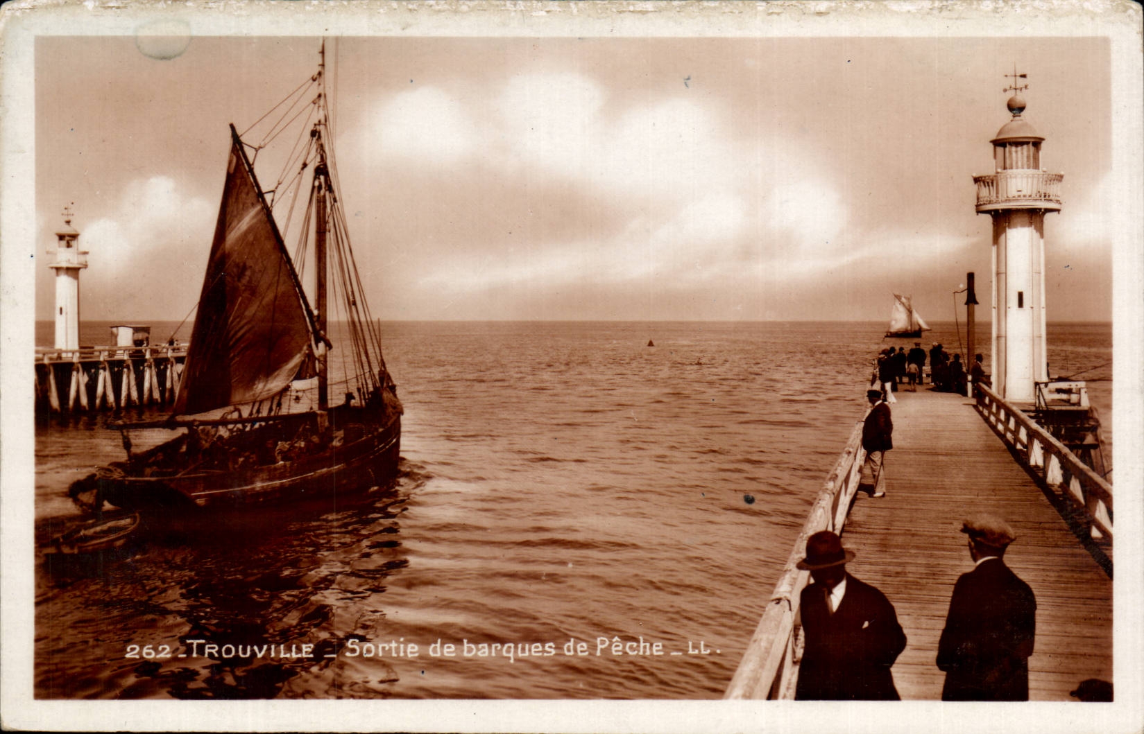 CPA Trouville sur mer Sortie de barques de peche Phare lighthouse