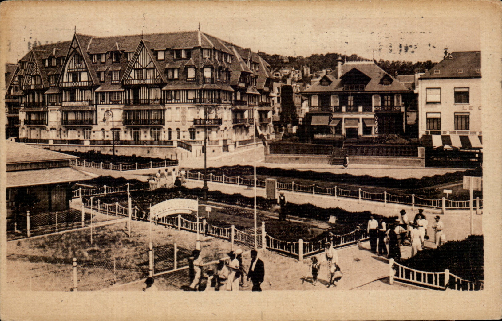 Vue sur les Planches et les Nouveaux Immeubles — Trouville-Reine-des-Plages