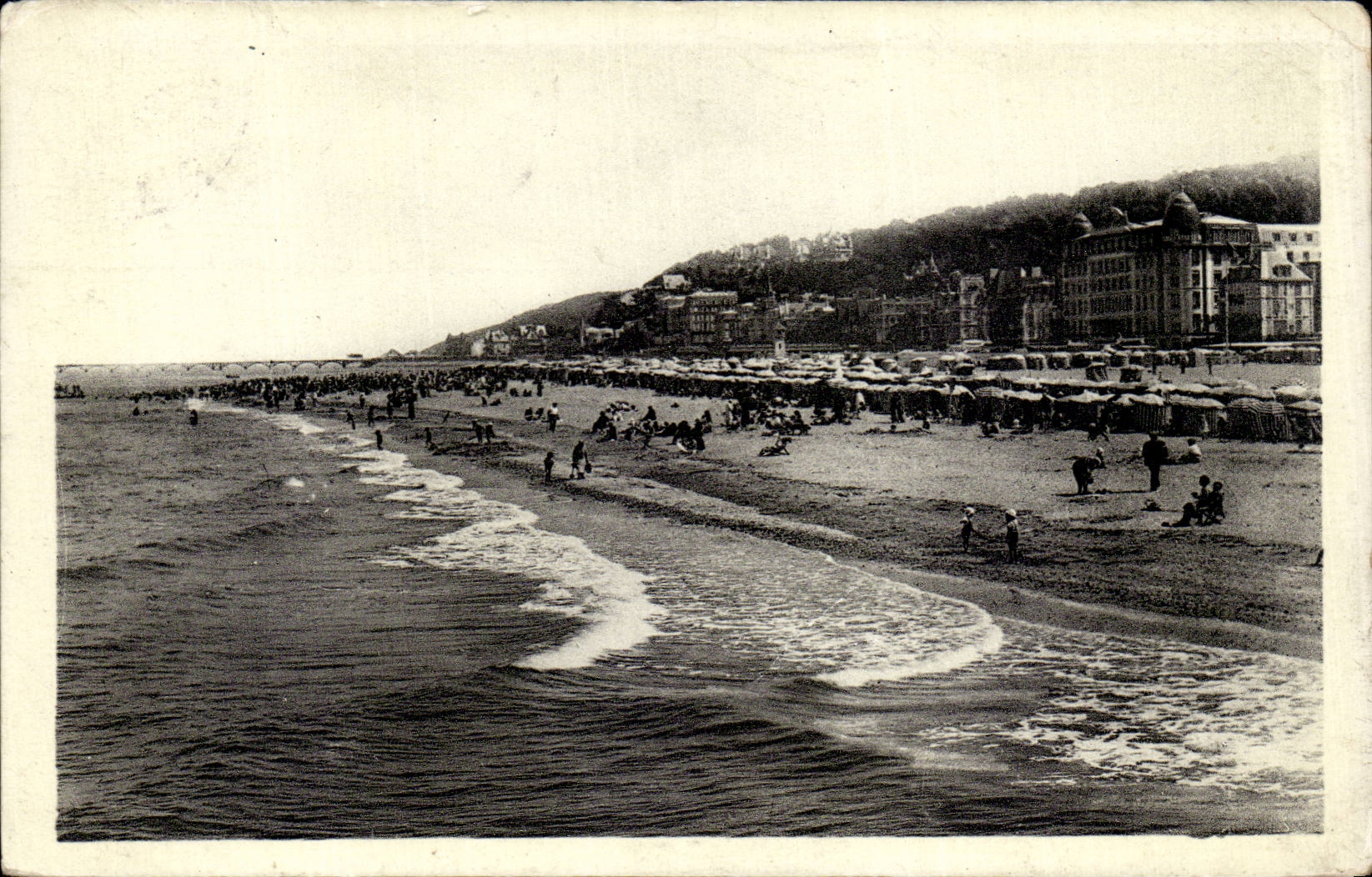 TROUVILLE — La Plage à marée haute — éditeur AA.812