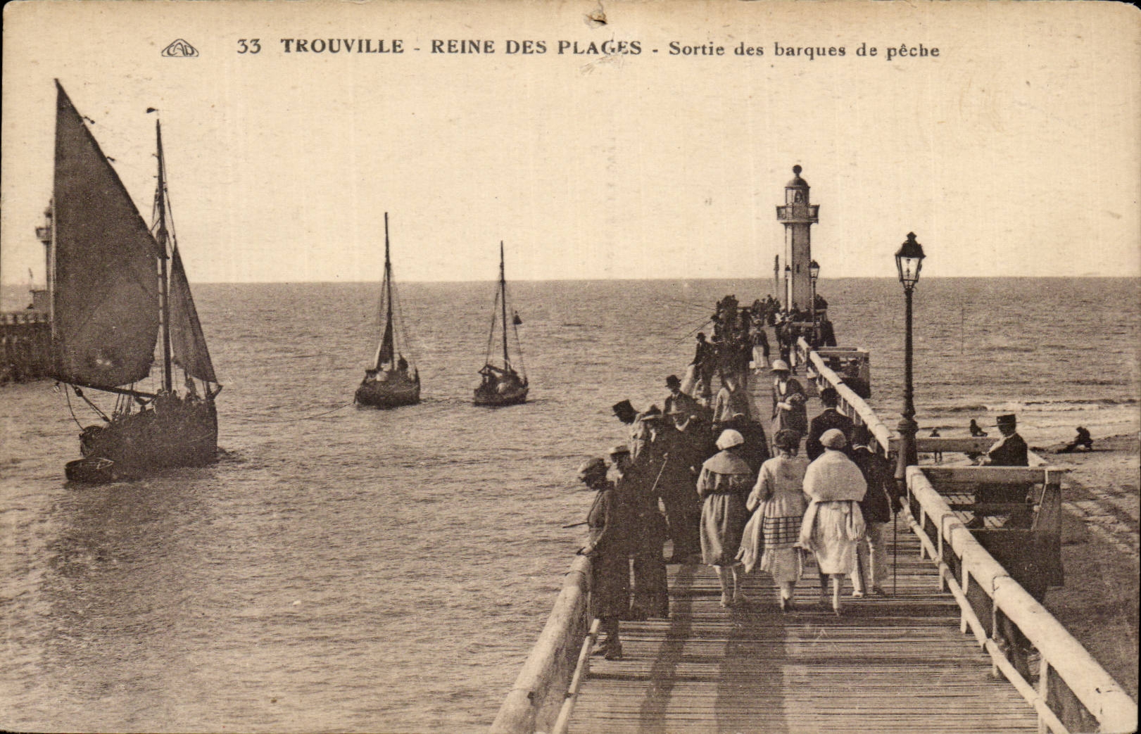 Trouville - Reine des Plages - Sortie des barques de pêche