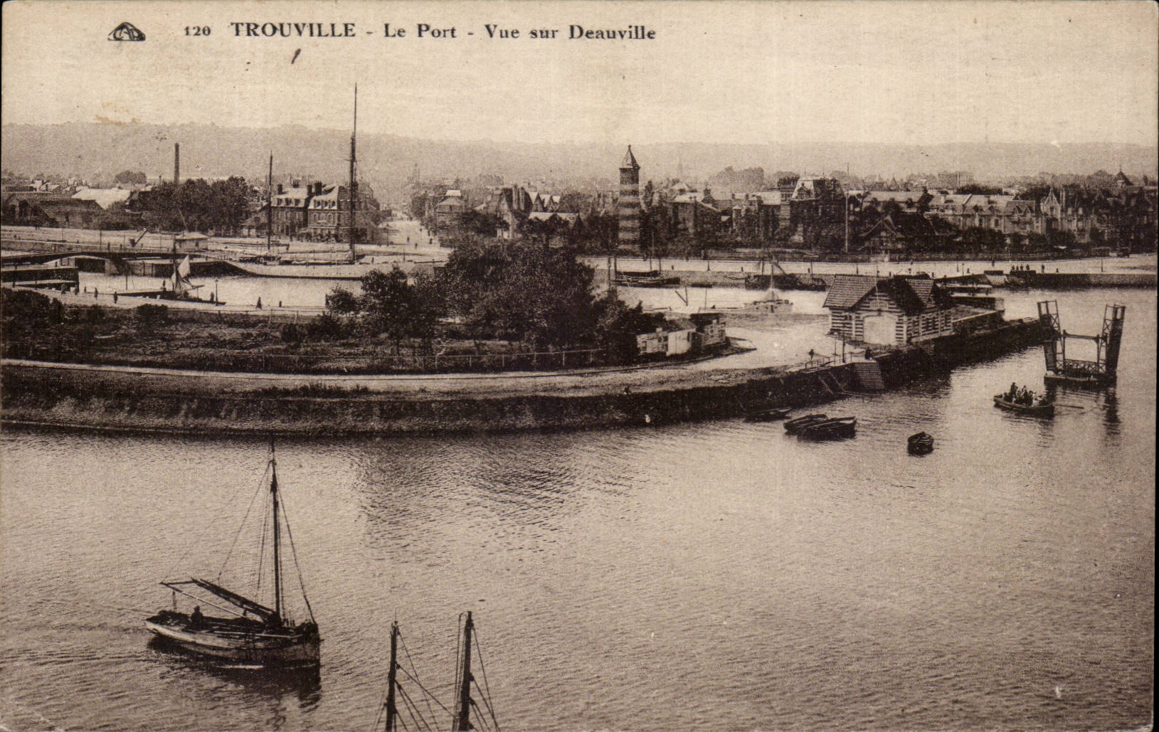 CPA Trouville Le port Vue de Deauville