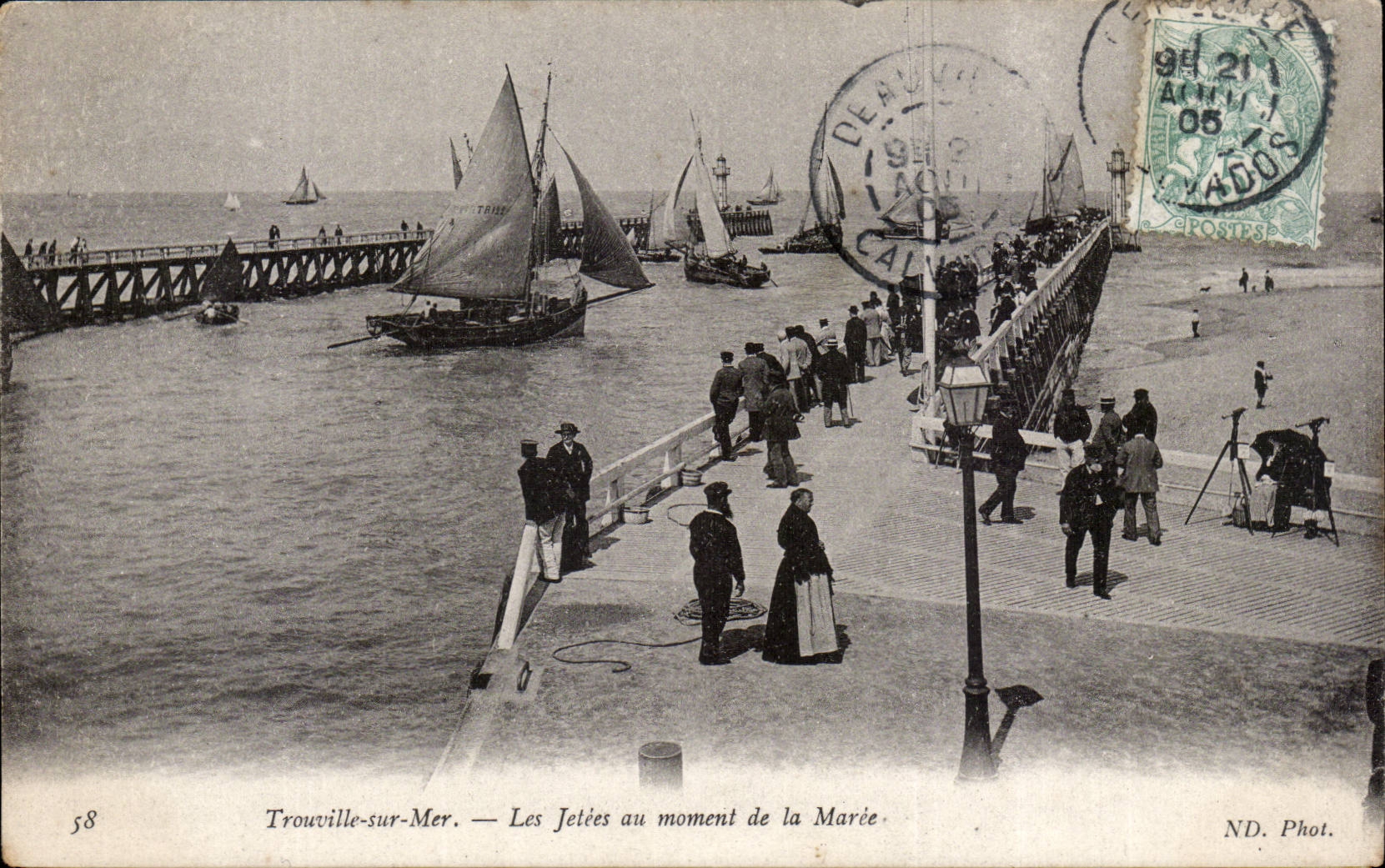 CPA Trouville Les jetees au moment de la maree