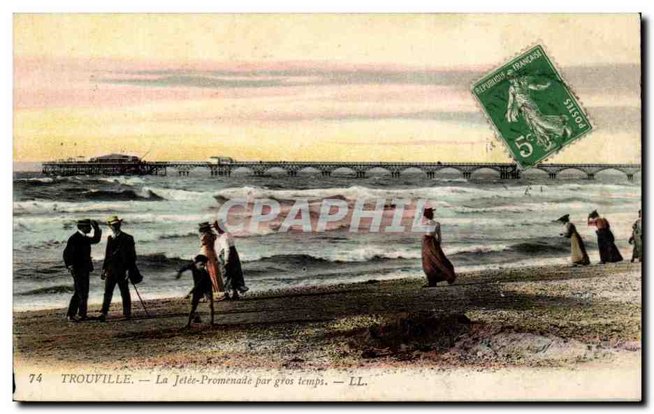CPA Trouville La jetee promenade par gros temps