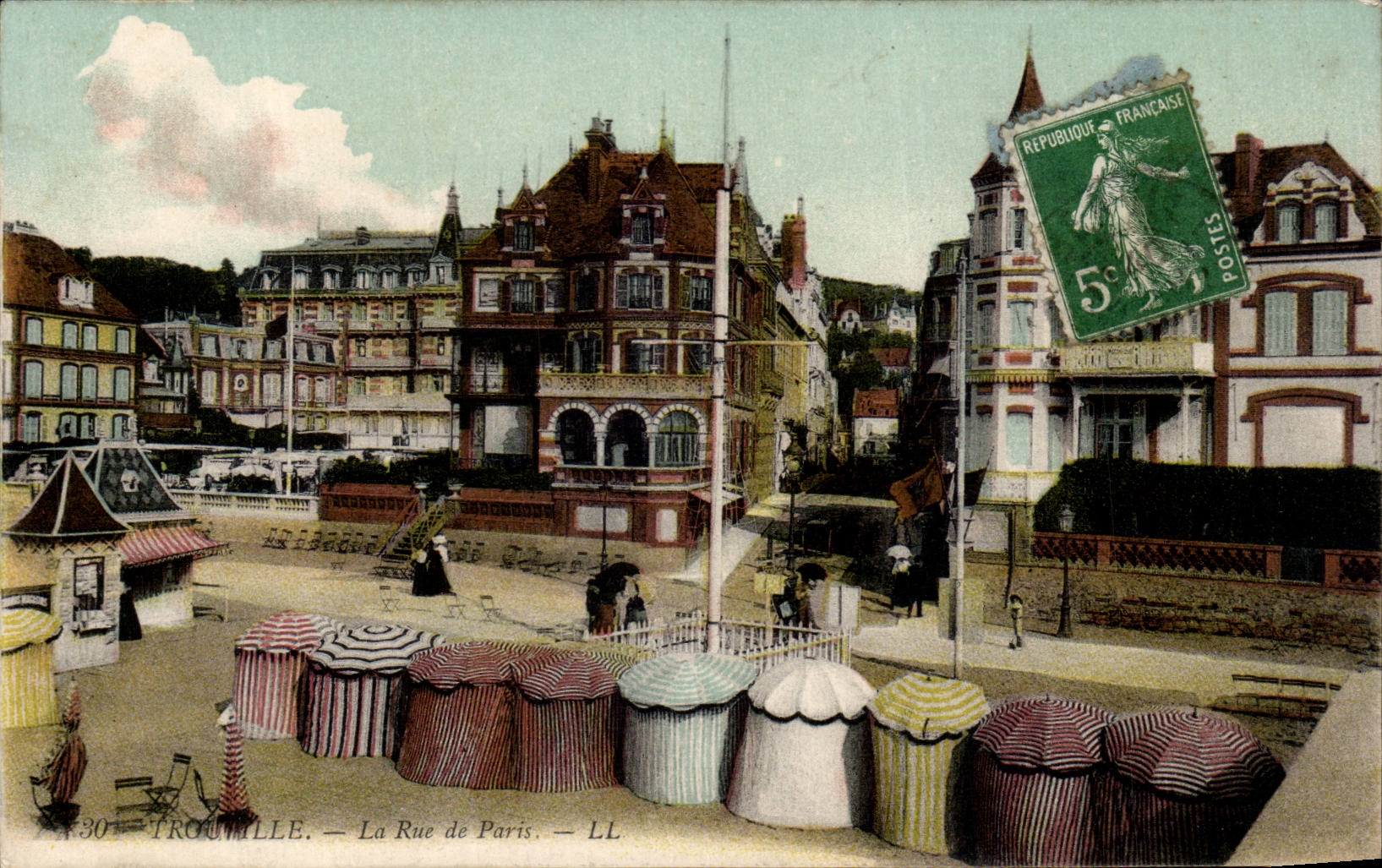 CPA Trouville La rue de Paris 
