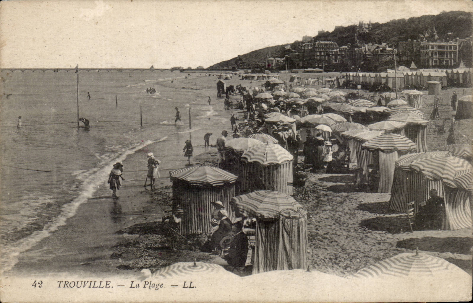 Trouville — La Plage — LL. — n°42