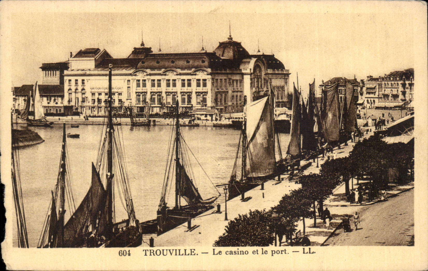 CPA Trouville Le casino et le port