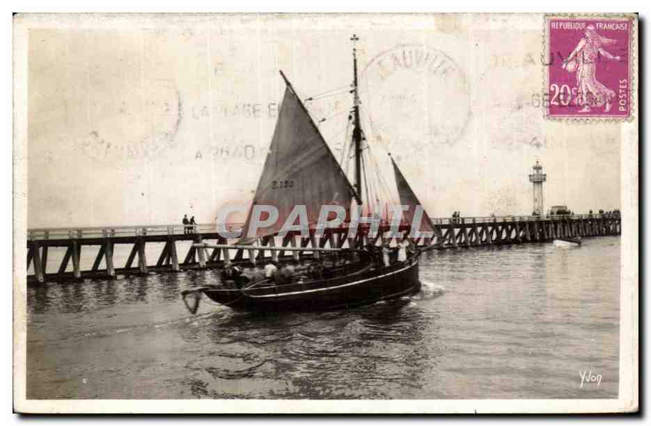 CPA Trouville Sortie d'un voilier