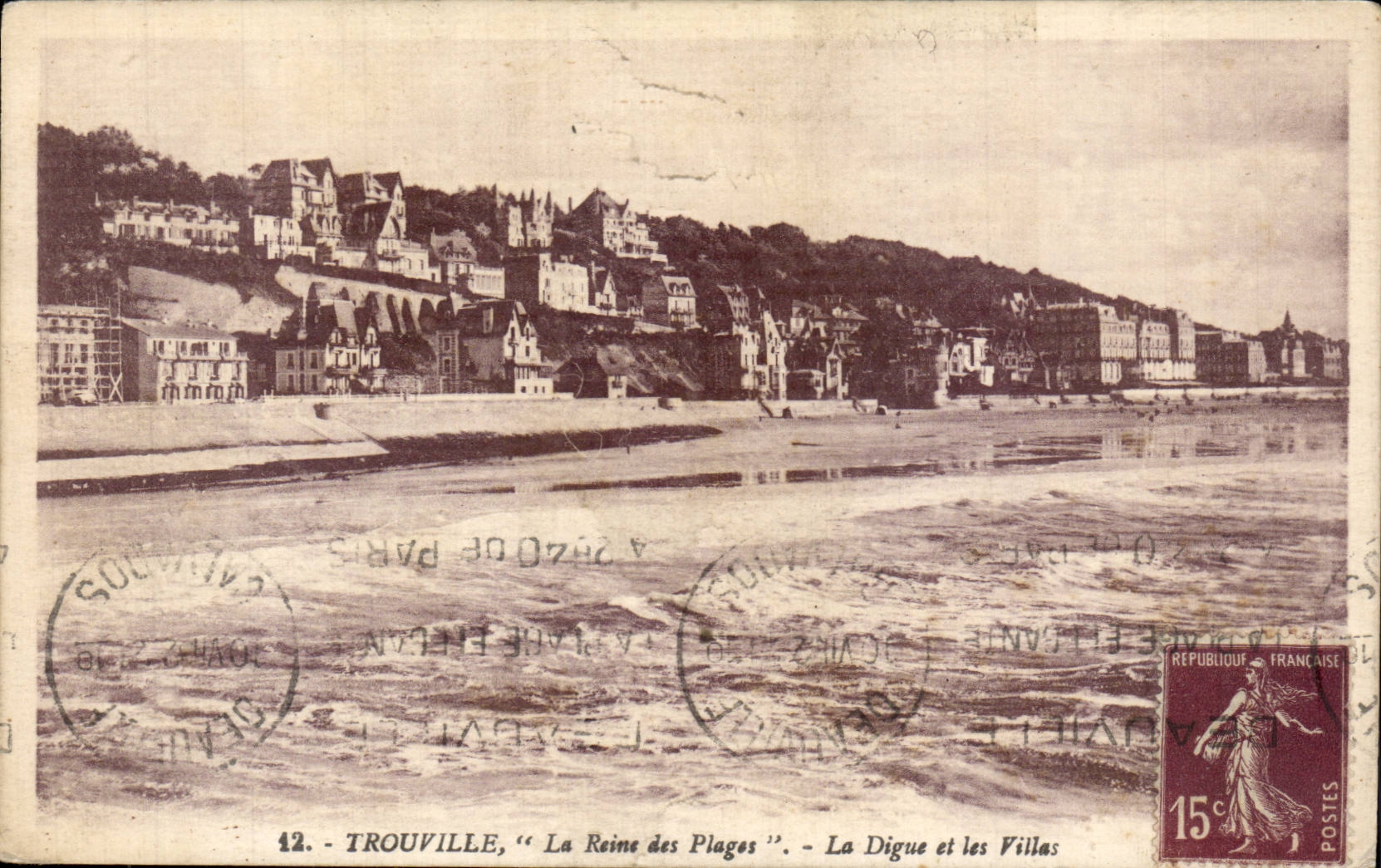 Trouville, "La Reine des Plages" — La Digue et les Villas — G. Arnué, éditeur