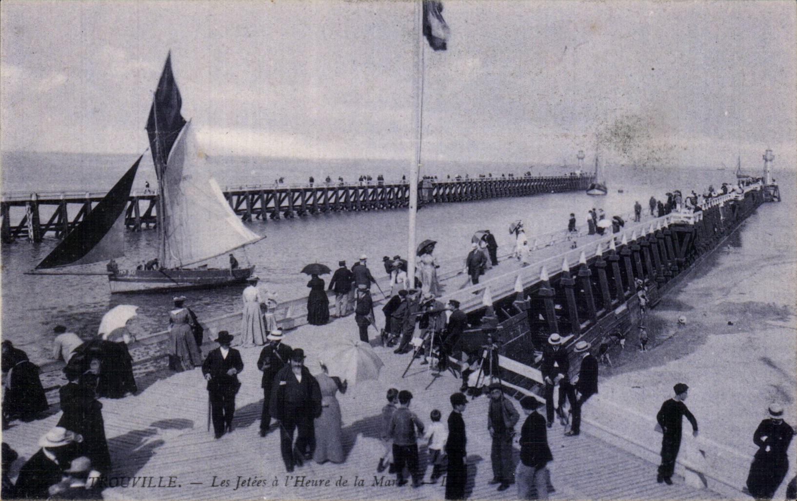 CPA Trouville Les jetees a l'heure de la maree