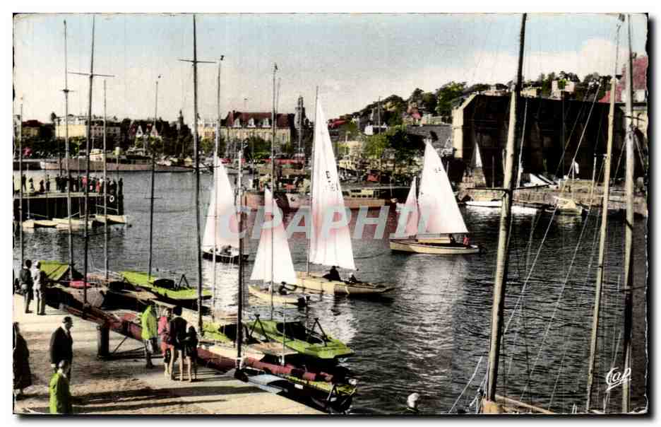 Deauville - Trouville — Voiliers rentrant dans le Bassin des Yachts — Réal Photo