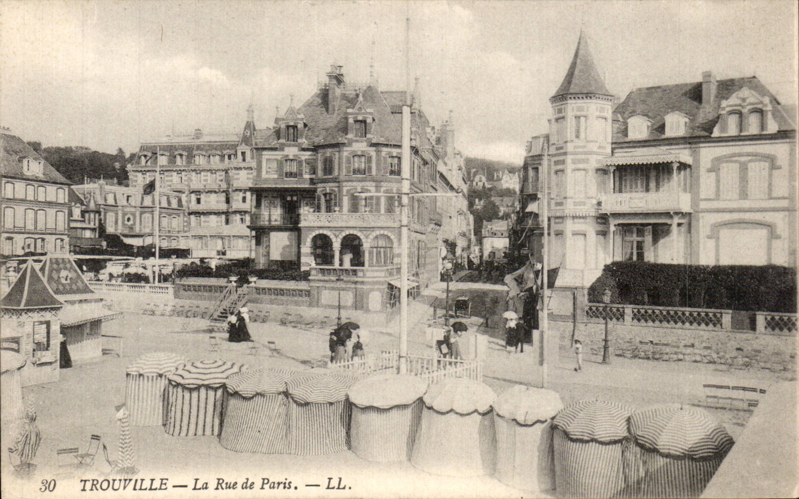CPA Trouville La rue de Paris 