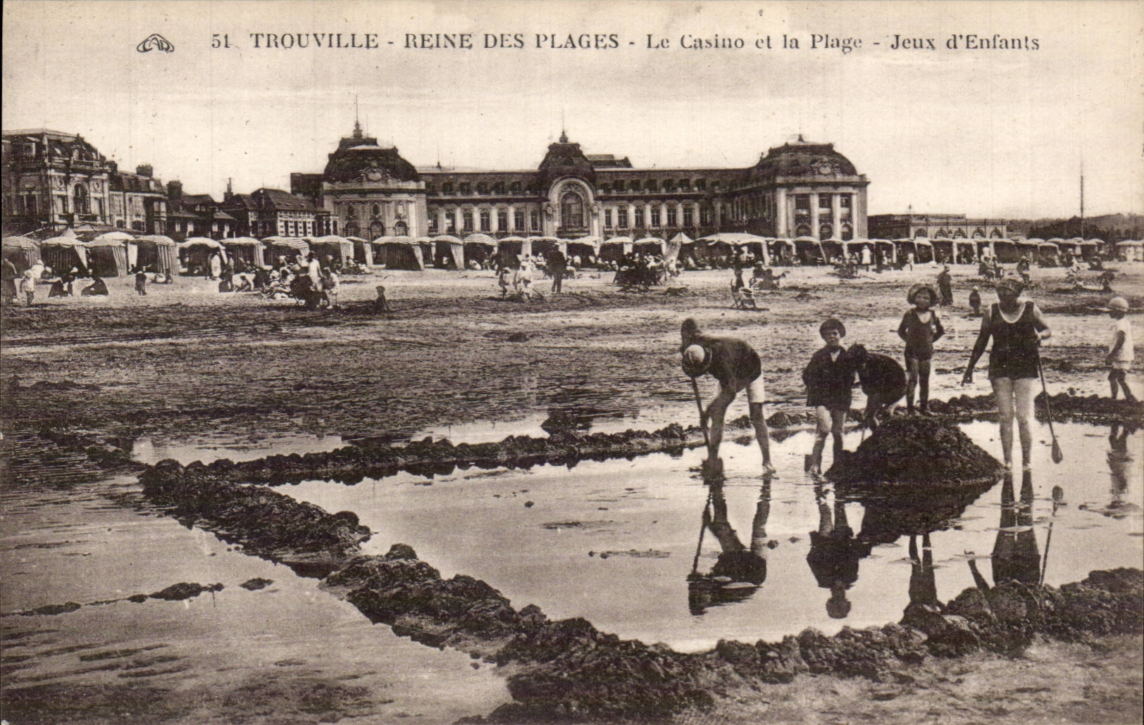 CPA Trouville La reine des plages Le casino et la plage Jeux d'enfants