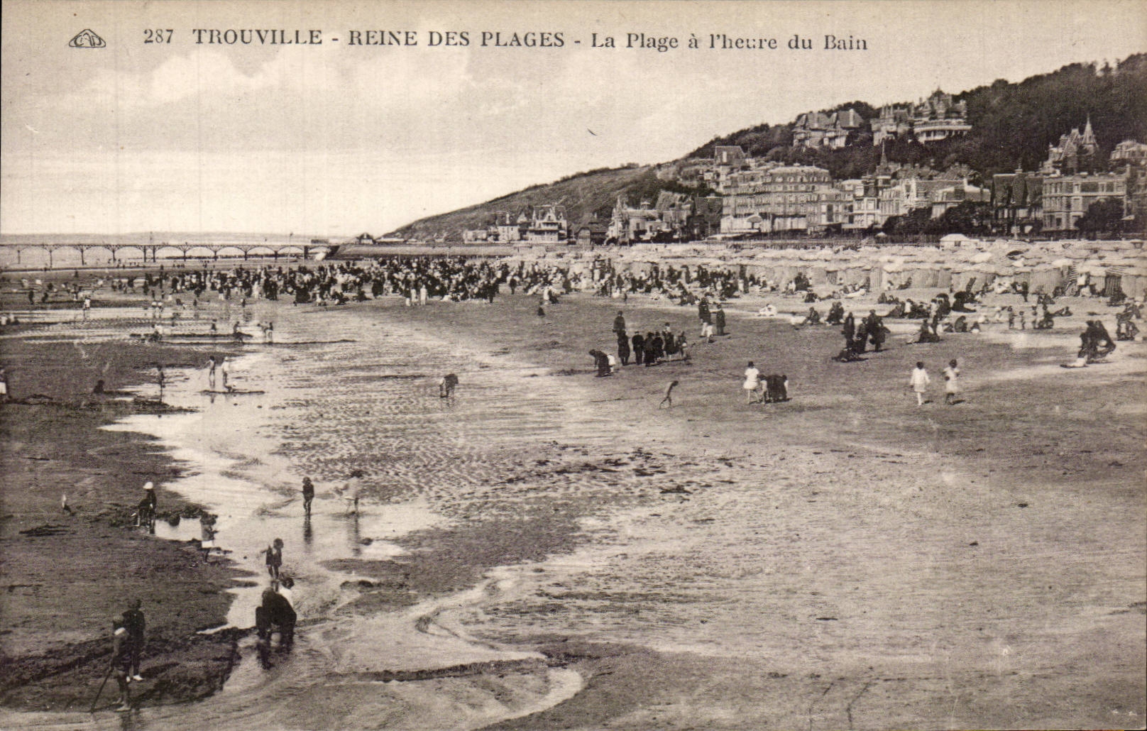 CPA Trouville La reine des plages La plage a l'heure du bain