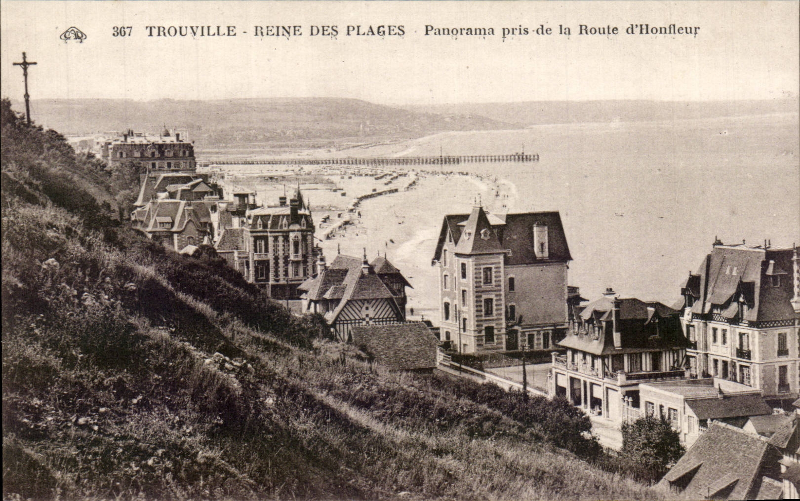 Trouville - Reine des Plages — Panorama pris de la Route d'Honfleur — éditeur : Amastreana des Arts Phonodécaniques, Strasbourg