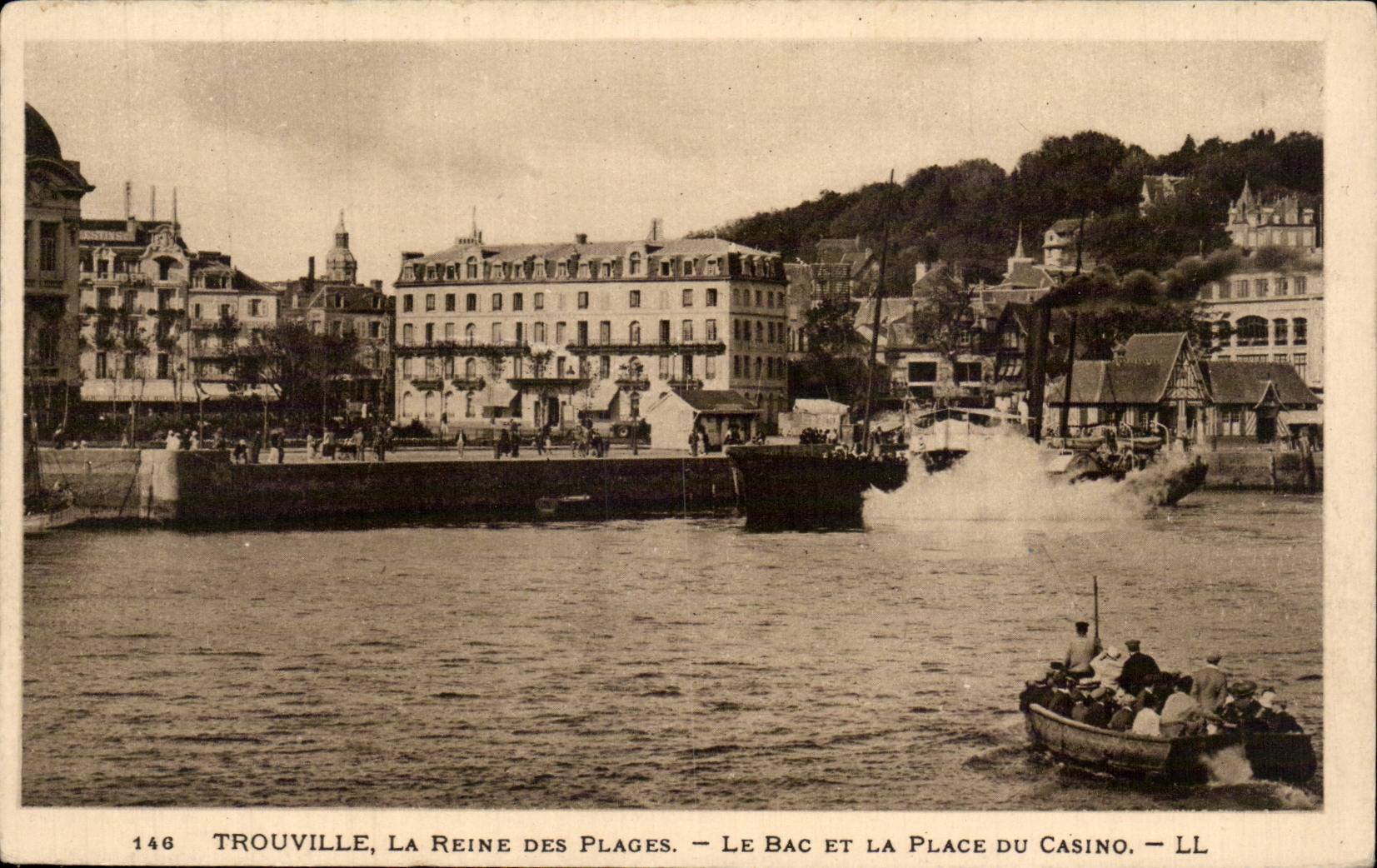 Trouville, La Reine des Plages — Le Bac et la Place du Casino — LL